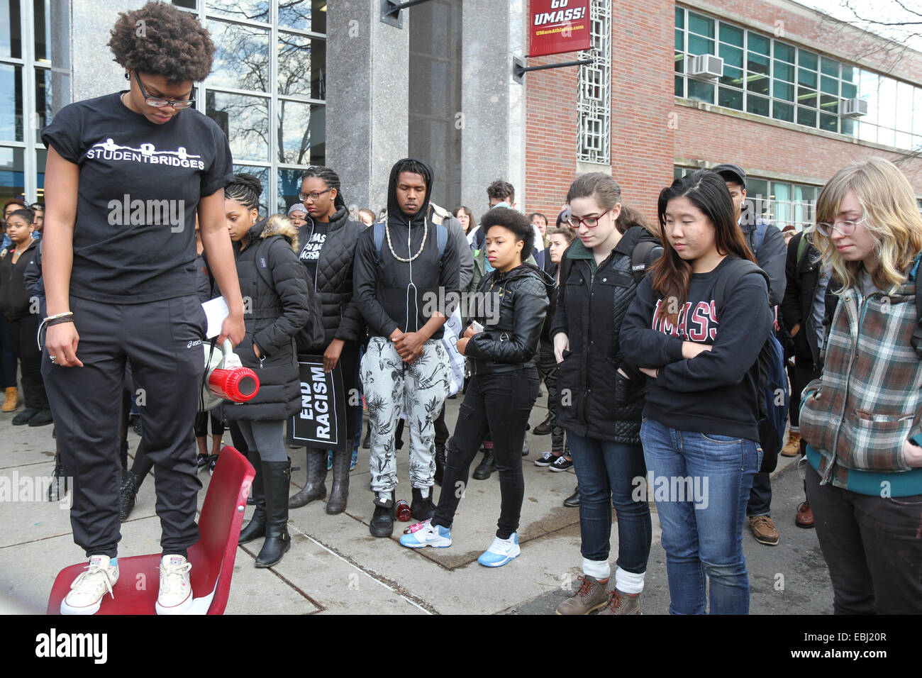 Amherst, Massachusetts, USA. 1er décembre 2014. Les gens restent debout en silence pendant quatre minutes et demie, représentant les quatre heures et demie au cours de laquelle Michael Brown's corps gisait dans la rue après qu'il a été tué par l'agent Darren Wilson à Ferguson, Missouri, le 9 août 2014. University of Massachusetts Amherst, Amherst, Massachusetts, USA, le lundi, Décembre 1, 2014. Crédit : Susan Pease/Alamy Live News Banque D'Images