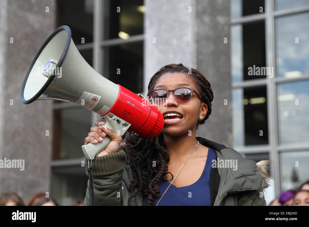 Amherst, Massachusetts, USA. 1er décembre 2014. Une femme parle au "Haut les mains, marche de protestation" en l'honneur de Michael Brown. University of Massachusetts Amherst, Amherst, Massachusetts, USA, le lundi, Décembre 1, 2014. Crédit : Susan Pease/Alamy Live News Banque D'Images