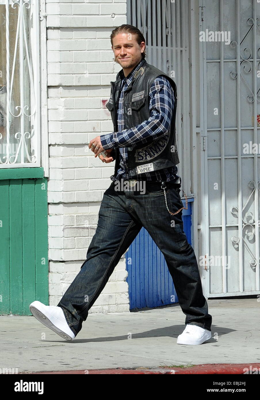 Charlie Hunnam houblon sur son vélo sur l'ensemble des 'Sons of