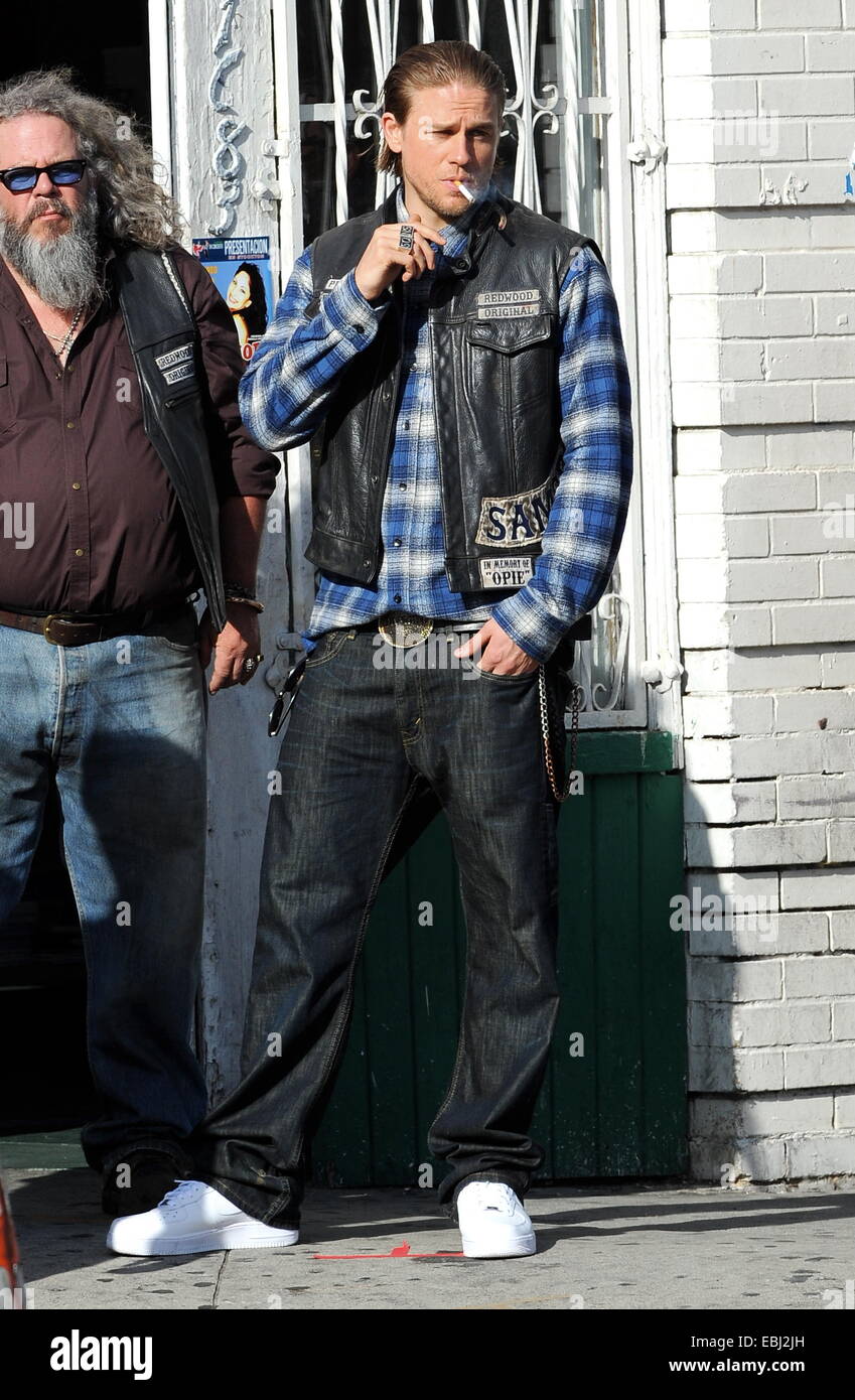 Charlie Hunnam houblon sur son vélo sur l'ensemble des 'Sons of Anarchy'  après avoir pris congé pour son nouveau film film Crimson Peak au Canada.  L'acteur britannique a été vu fricoter avec