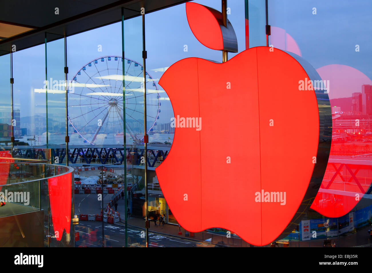 Le nouvel Apple Store de Hong Kong dans le centre du quartier financier, et derrière la roue d'observation nouvelle, Hong Kong, Chine. Banque D'Images