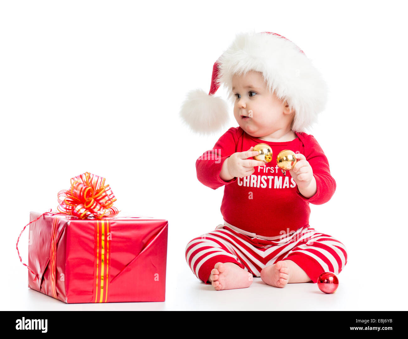 Baby in Santa hat with Christmas gift box isolated Banque D'Images