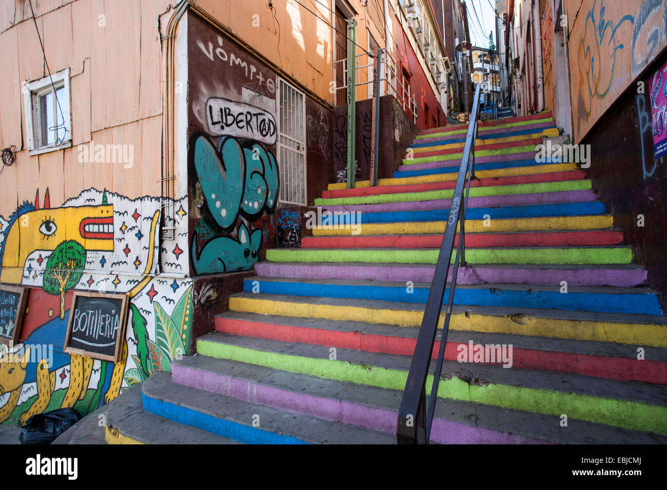 Escaliers peints et les graffitis. Valparaiso. Chili Banque D'Images