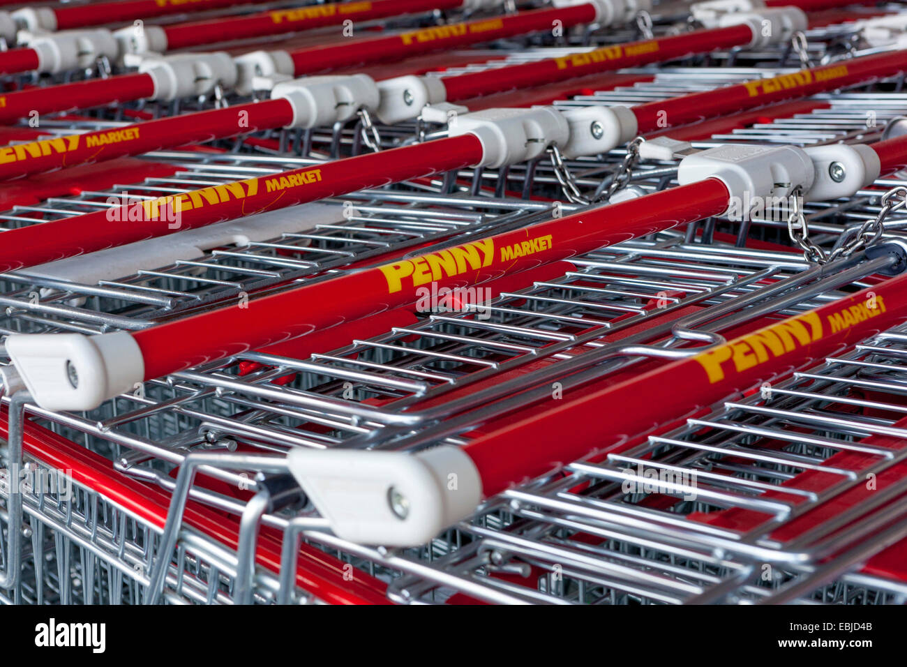 Chariots de supermarché, chariots pour un supermarché de Penny Market Banque D'Images