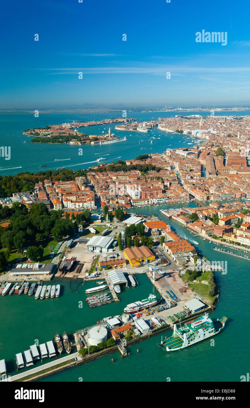 Vue aérienne de Castello, Sant'Elena port et l'île de San Pietro di Castello, Venise, Italie, Europe Banque D'Images