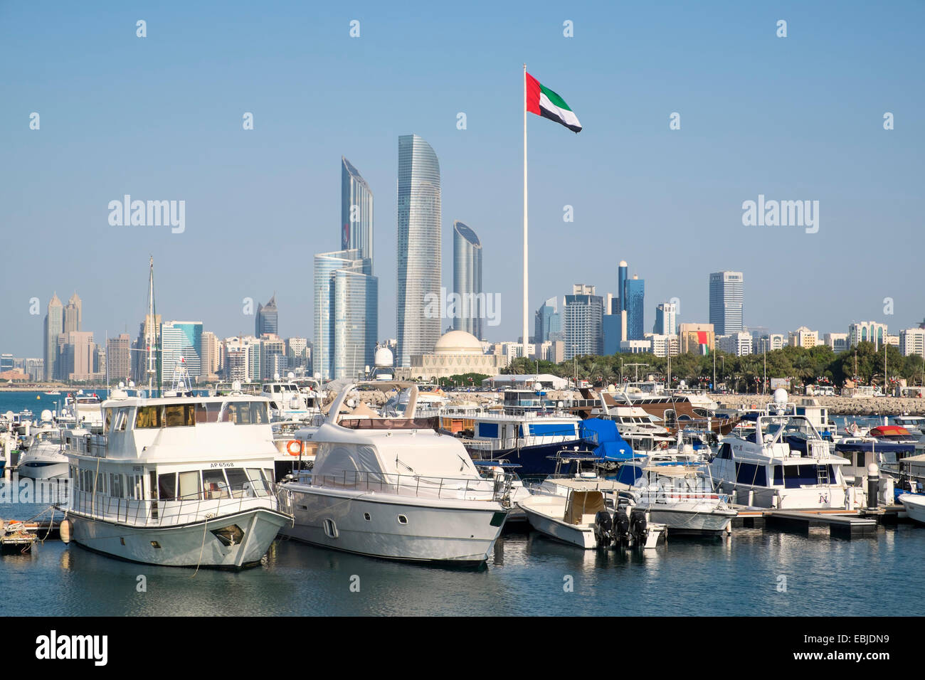 Skyline et Yacht Club Marina à Abu Dhabi Emirats Arabes Unis Banque D'Images