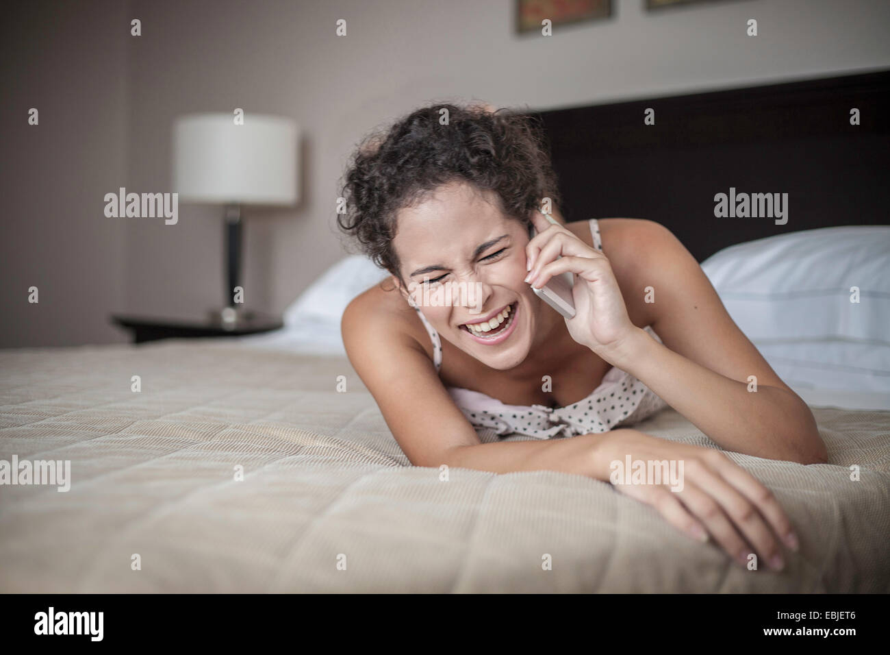 Young woman using cell phone Banque D'Images