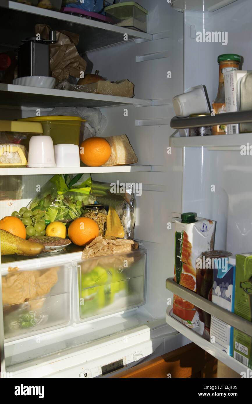 À l'intérieur d'un réfrigérateur avec boissons et aliments Banque D'Images