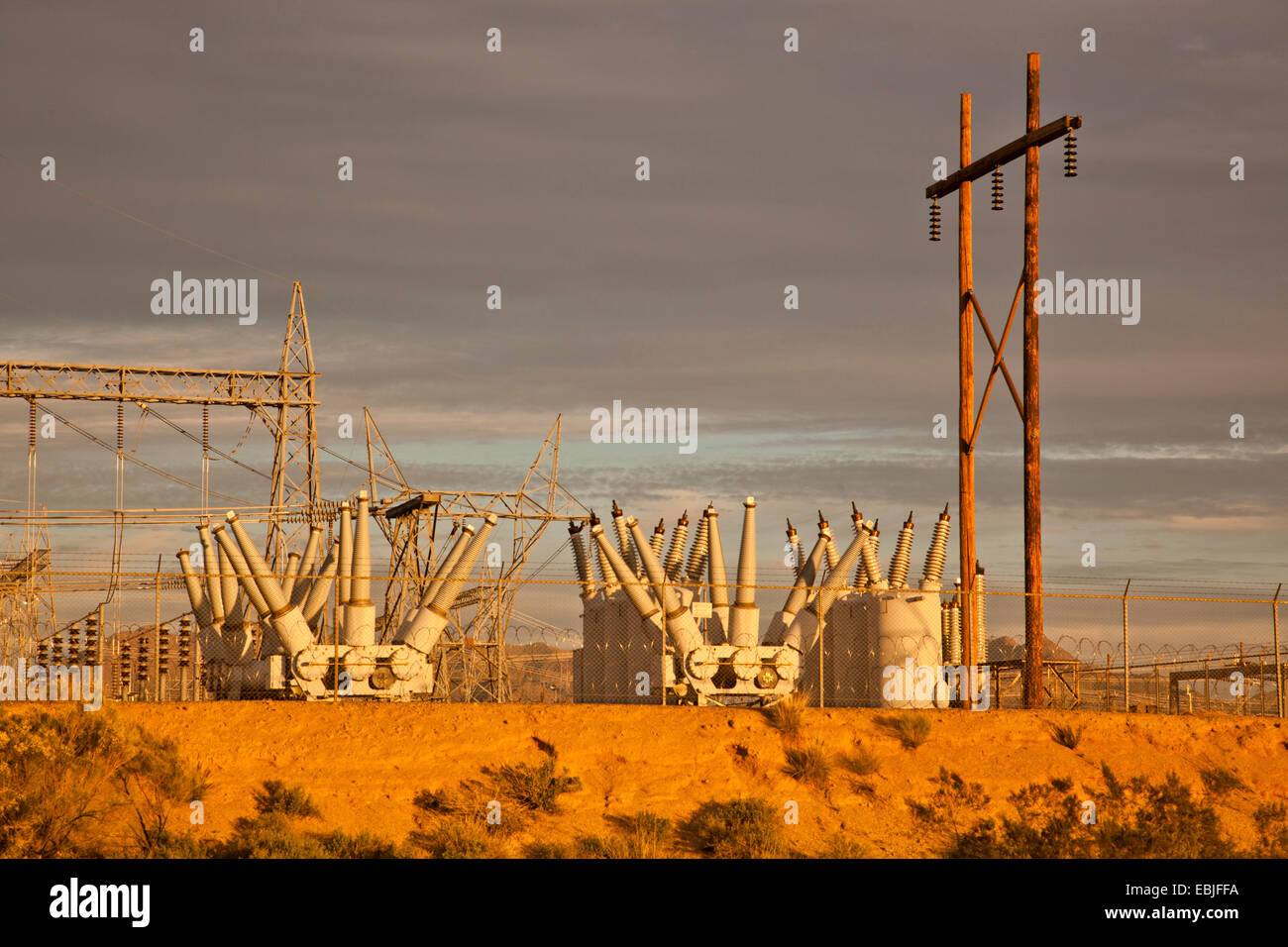 Sous-station électrique dans le désert de Sonora avec de grands transformateurs de la lumière du soir, USA, Arizona, Poenix Banque D'Images