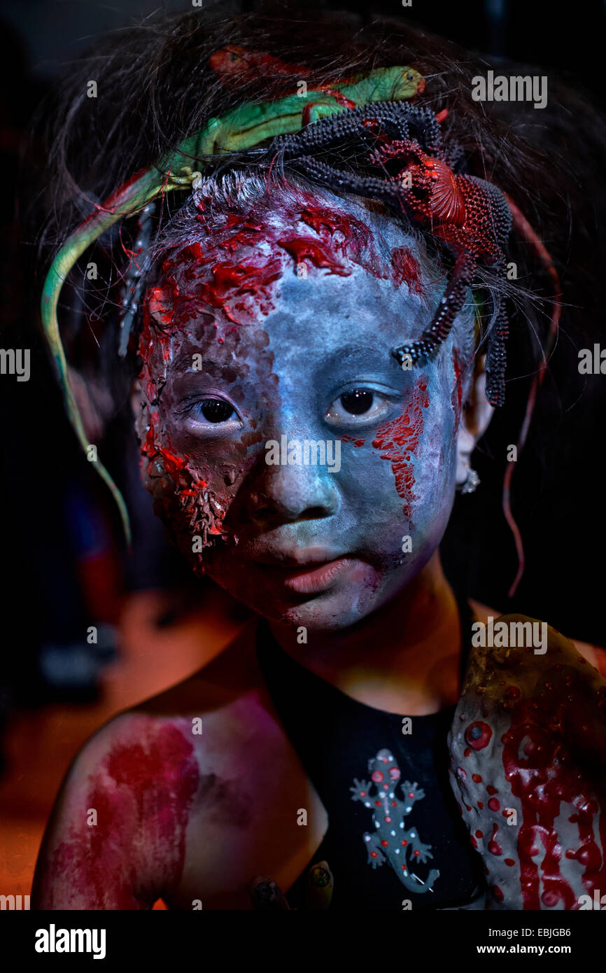 Enfant d'Halloween. Taille de face. Grunge et effet texturé image de l'extrême forme d'un enfant de Zombie à Halloween Banque D'Images