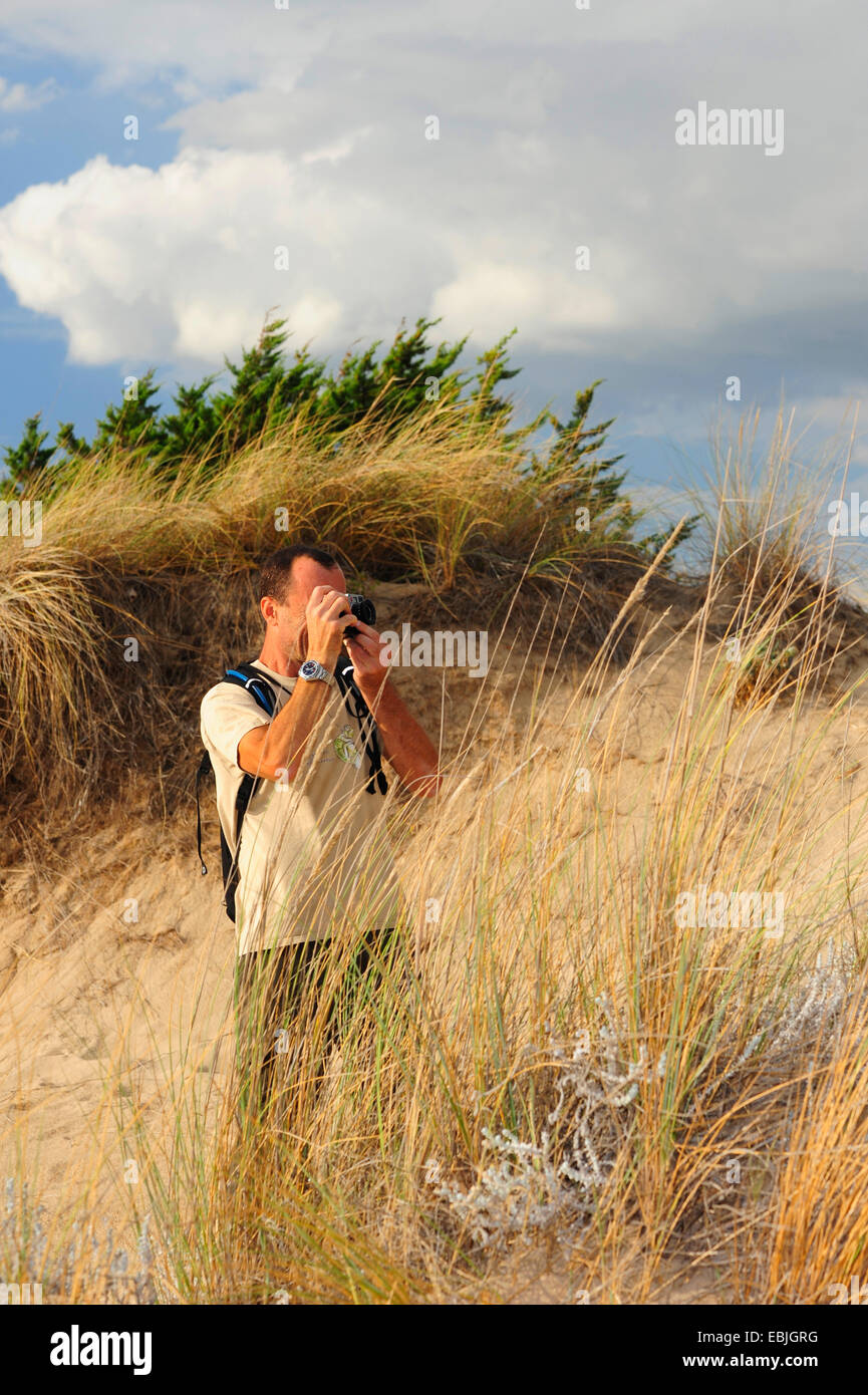 Photographe de la nature prendre des photos dans les dunes de sable, Grèce, Macédoine, Messinien Banque D'Images
