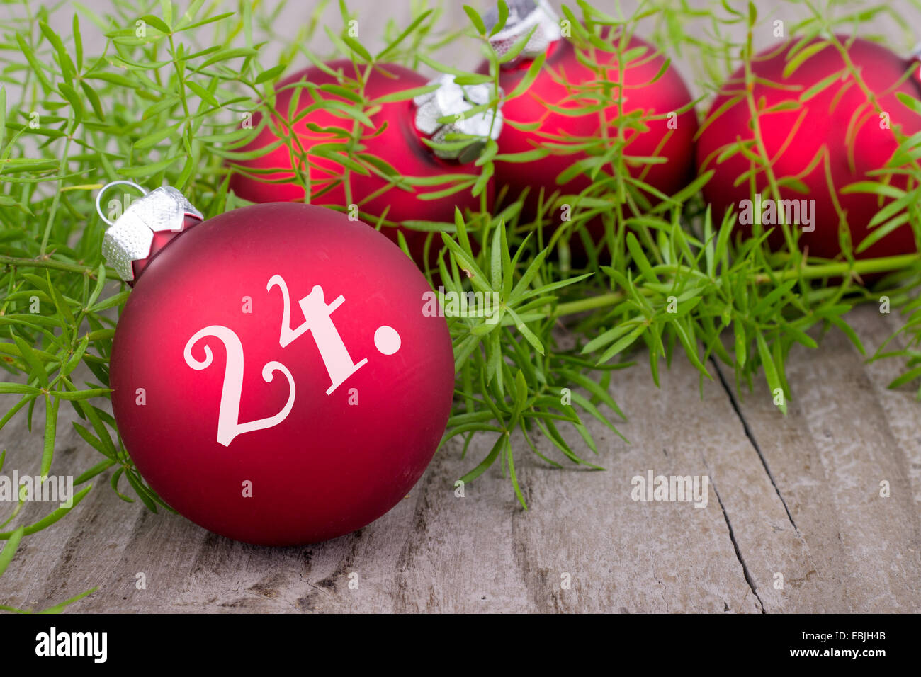 Boules de Noël rouge vert avec brindille et chiffres vingt-quatrième Banque D'Images