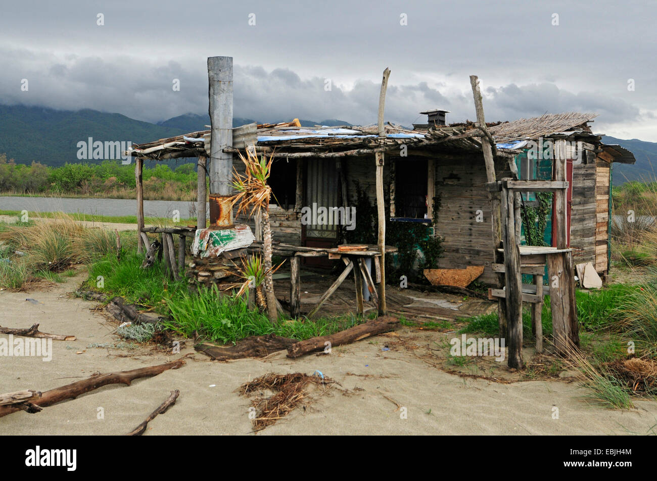 Cabane en bois en décomposition après avoir servi comme d'un bar de plage, Grèce, Macédoine, Delta Pinios Banque D'Images
