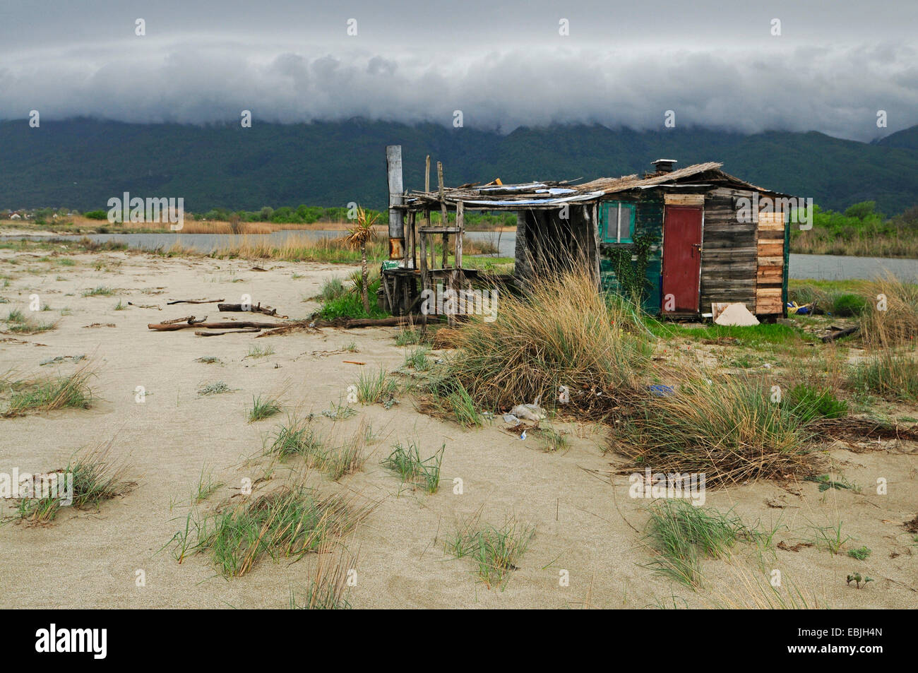 Cabane en bois en décomposition après avoir servi comme d'un bar de plage, Grèce, Macédoine, Delta Pinios Banque D'Images