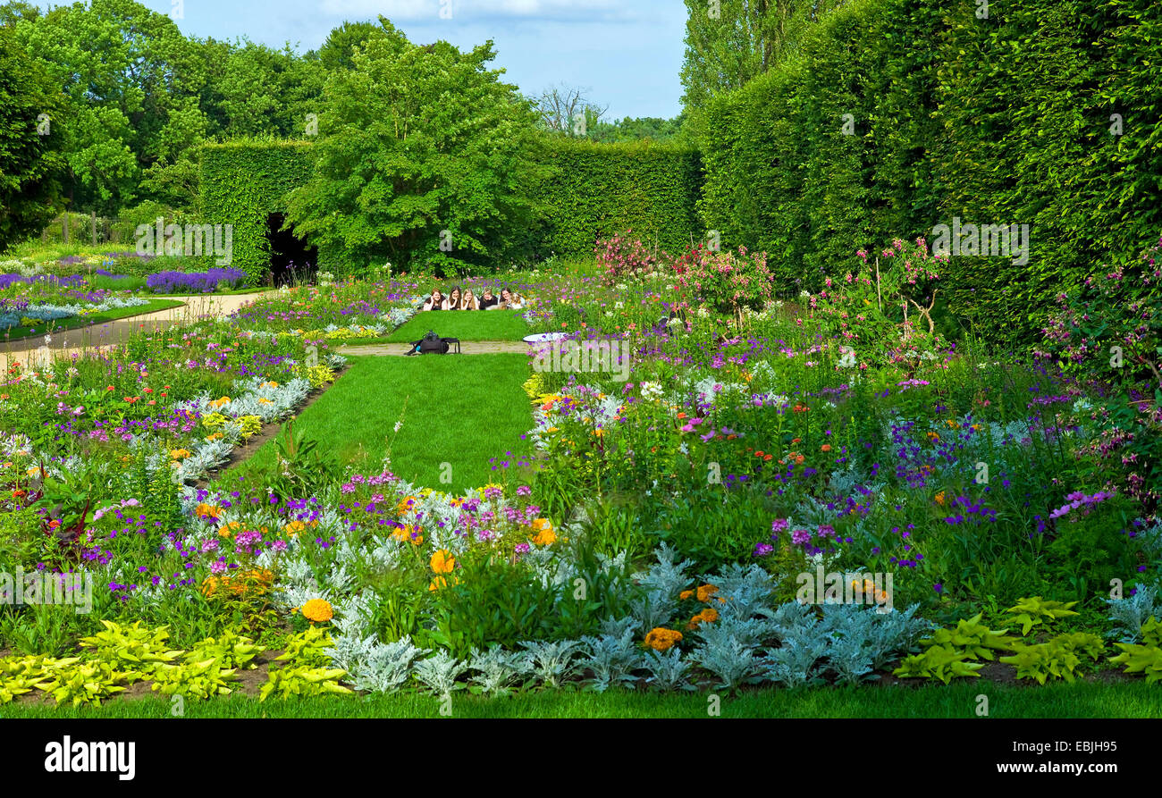 Cinq jeunes filles allongé sur le ventre côte à côte sur une pelouse, dans le jardin botanique parmi les lits de plantes fleuries imagerie par selftimer eux-mêmes, l'Allemagne, en Rhénanie du Nord-Westphalie, Gütersloh Banque D'Images