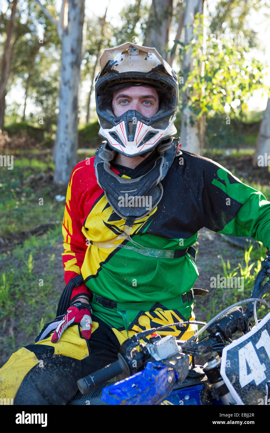 Portrait de jeune homme racer motocross en forêt Photo Stock - Alamy