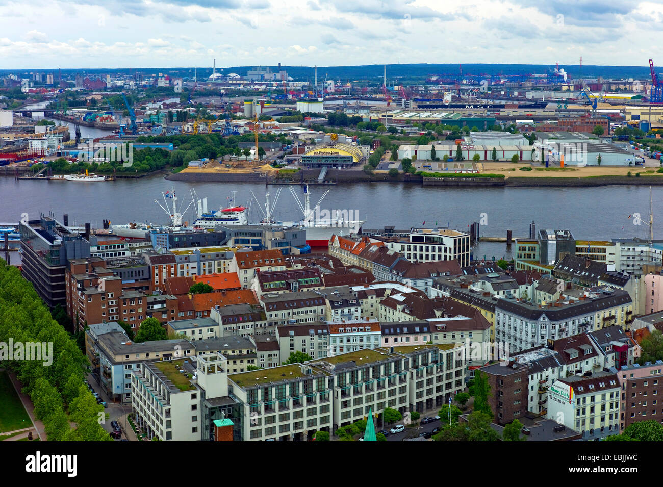 Vue panoramique de l'église St Michel à la mer de maisons traversées par l'Elbe, l'Allemagne, Hambourg Banque D'Images