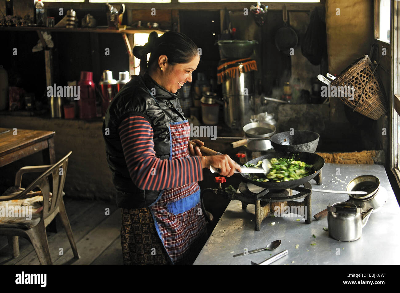 La cuisine femme dans la cuisine d'un lodge au massif de l'Annapurna, Népal Banque D'Images