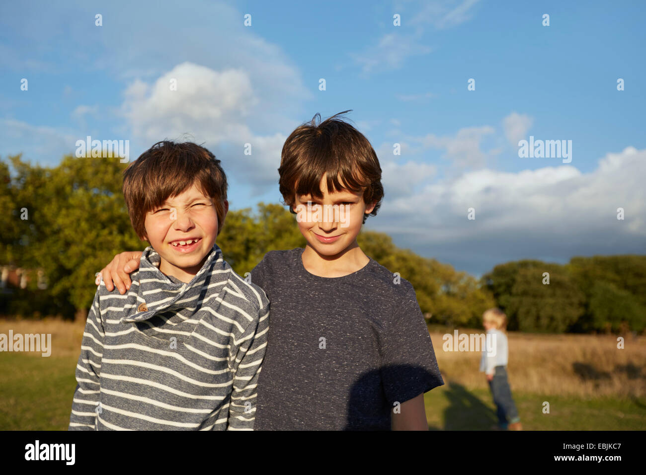Les garçons dans le parc Banque D'Images