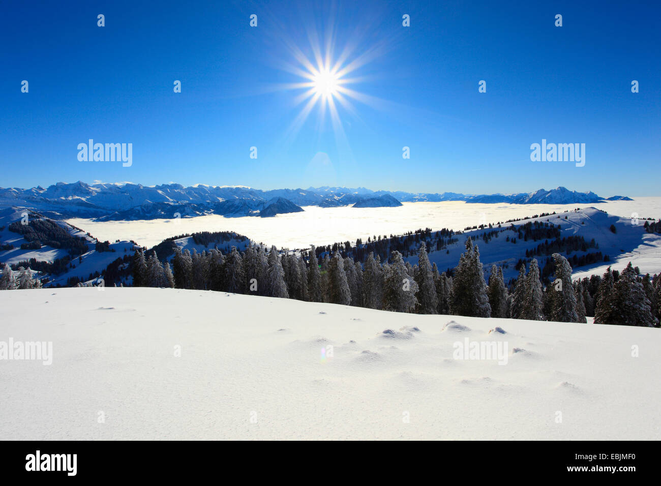 Vue panoramique à partir de la neige-couvertes au Mont Rigi Pilatus, Suisse Banque D'Images
