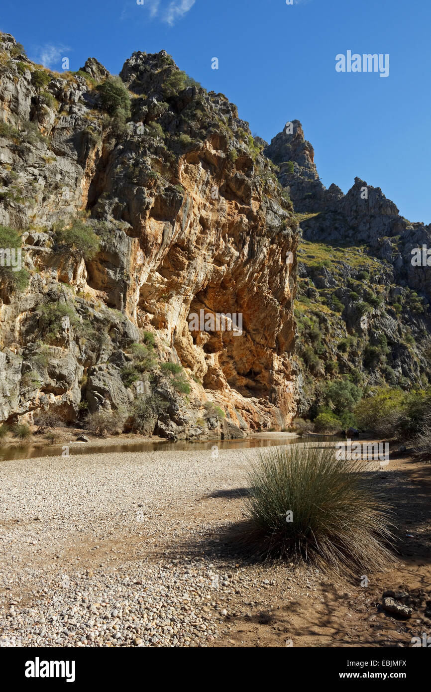Vue vers le Torrent de Pareis canyon près de la ville de Sa Calobra, dans le nord de Majorque automne Banque D'Images