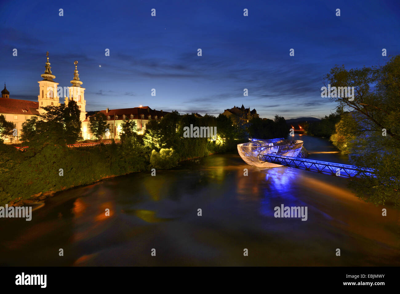 Mariahilfkirche et pont sur la rivière Mur dans l'éclairage nocturne, l'Autriche, Styrie, Graz Banque D'Images