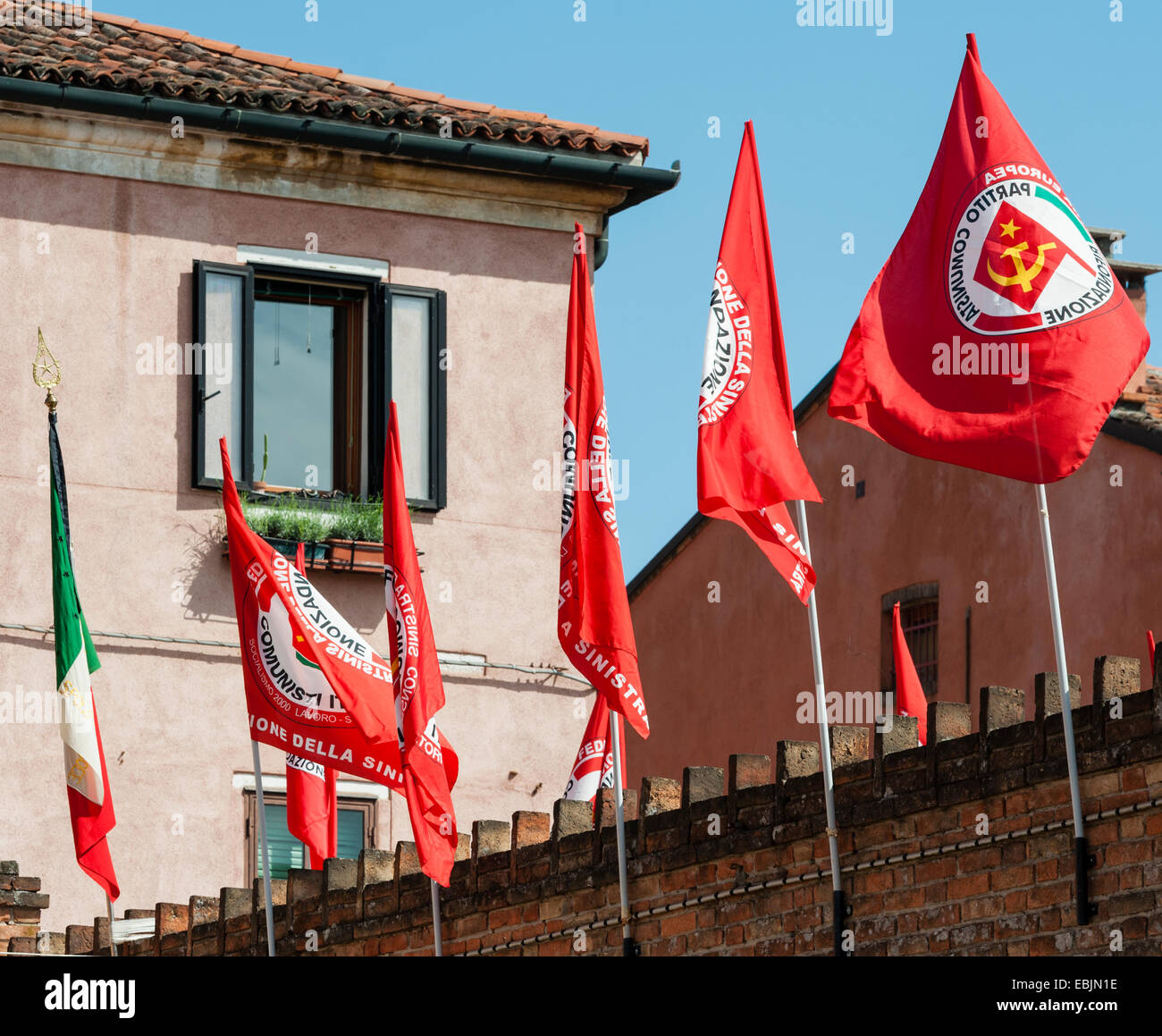 Venise, Italie. Parti Communiste Italien drapeaux au vent pour le premier mai (Journée internationale du Travail) Banque D'Images