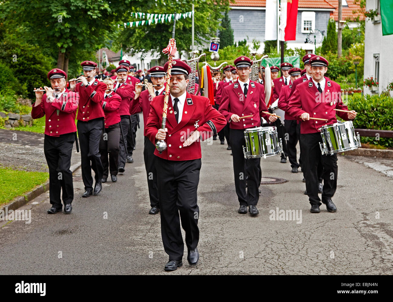 Marching Band au festival des tireurs dans Ottfingen, Allemagne, Rhénanie du Nord-Westphalie, Rhénanie-Palatinat, Wenden-Huensborn Banque D'Images