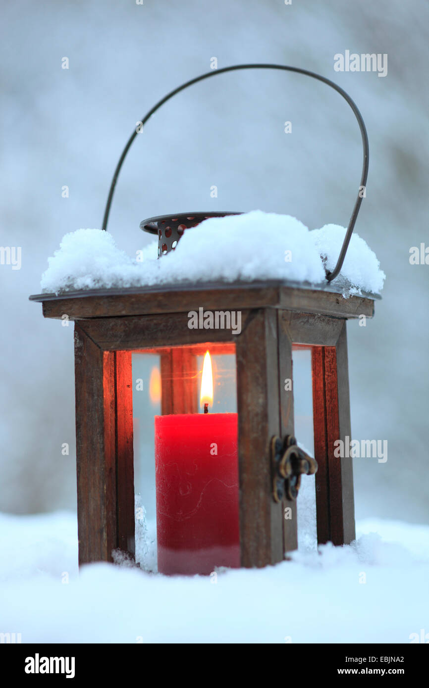 Lanterne dans la neige, Suisse Banque D'Images