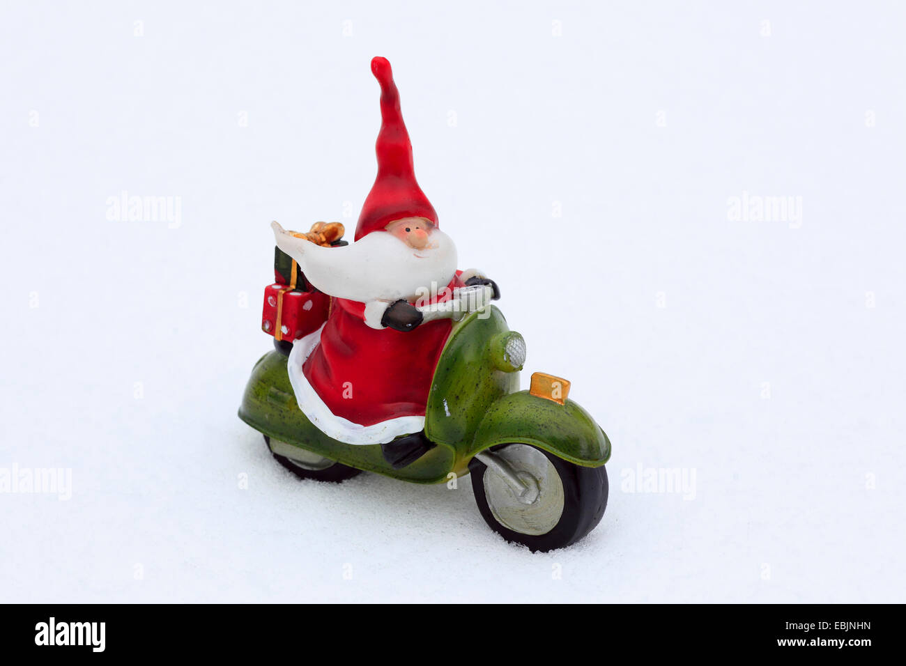 Santa Claus sur moto, ceramic figure dans la neige, Suisse Banque D'Images