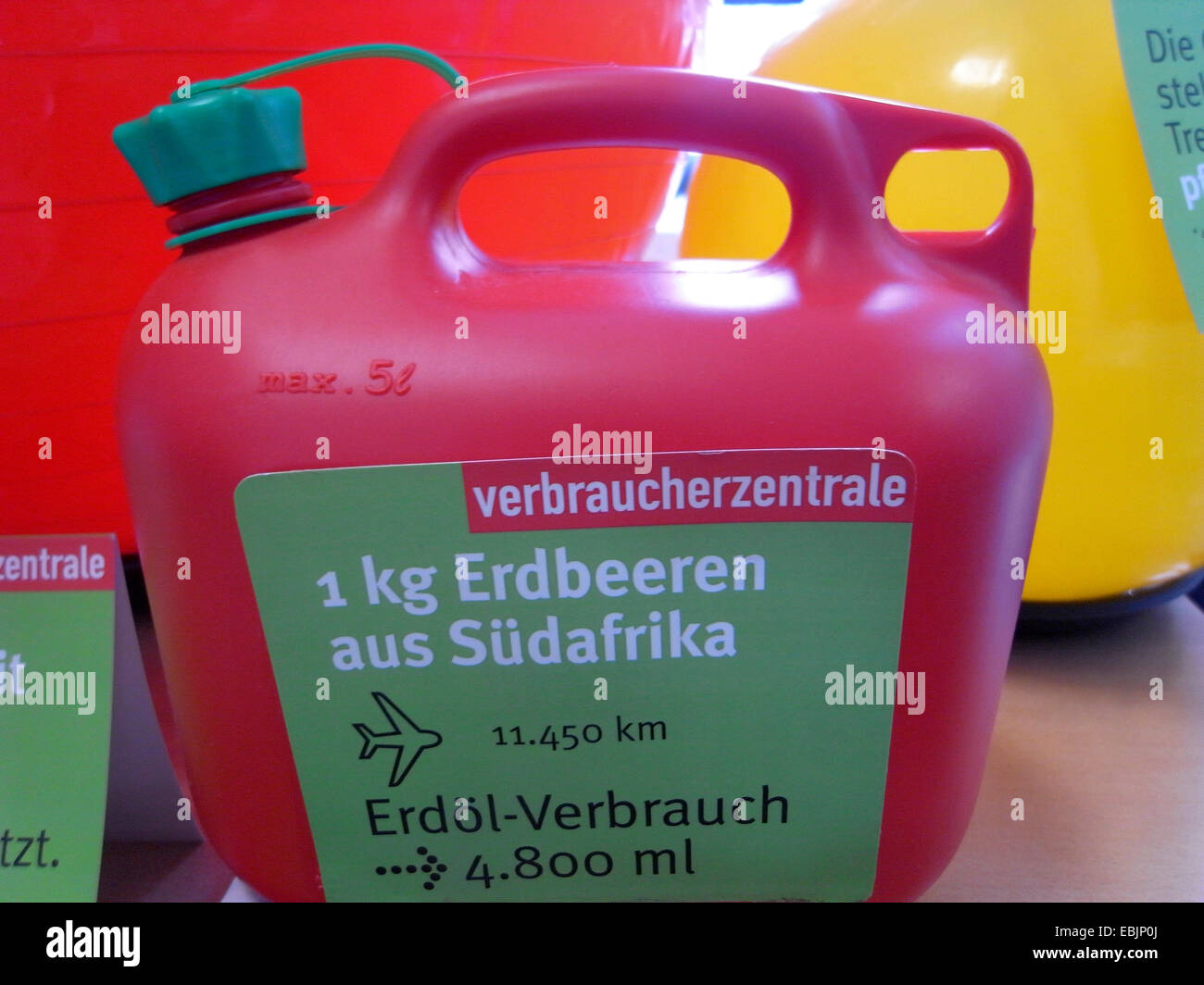 Campagne de sensibilisation pour la protection du climat l'information sur un jerricane à propos de la consommation de carburant pour l'importation d'un kilo de fraises en provenance d'Afrique du Sud, Allemagne Banque D'Images