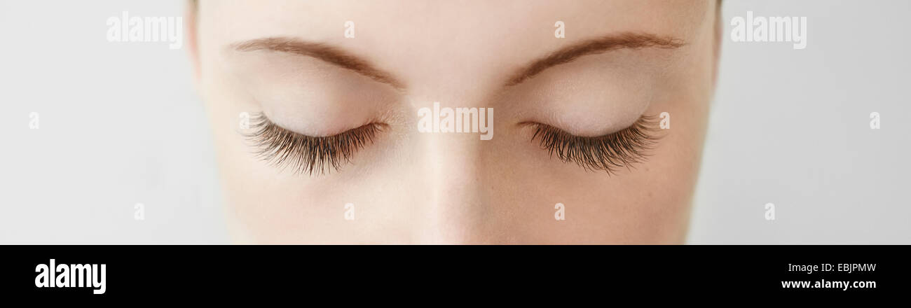 Vue panoramique close up of womans yeux clos Banque D'Images