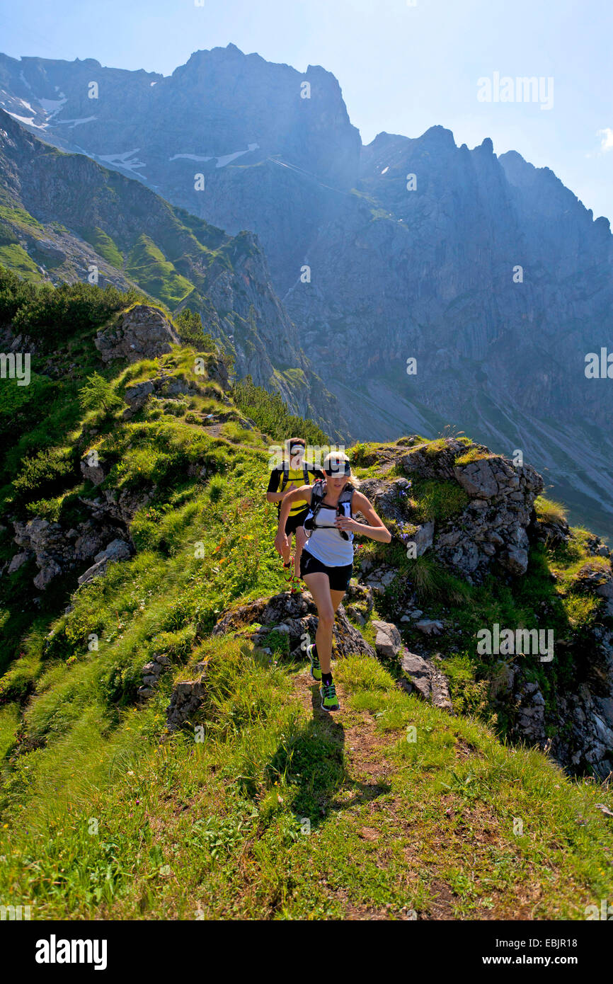 Jeune couple trail running à la montagne Dachstein, Autriche, Styrie, Dachstein Banque D'Images