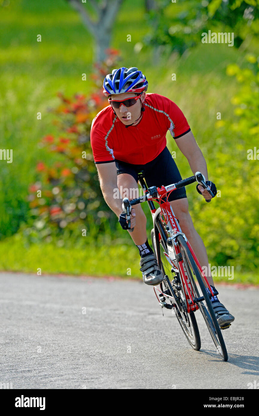 Course cycliste sur route, à travers les prés, Allemagne, Bade-Wurtemberg Banque D'Images