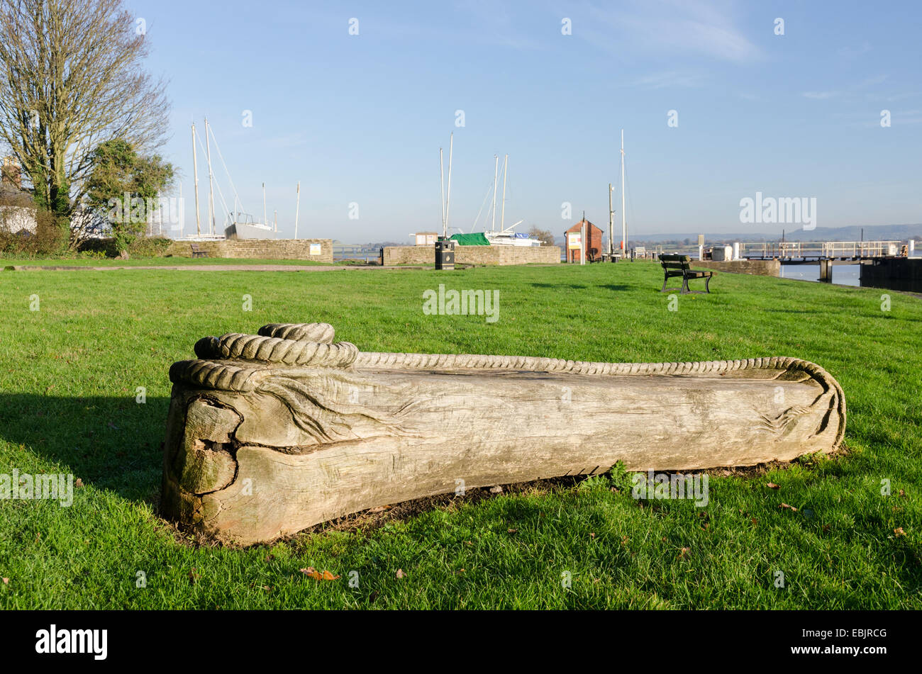 Grande sculpture en bois à Lydney Port sur la rive ouest de la rivière Severn dans le Gloucestershire Banque D'Images