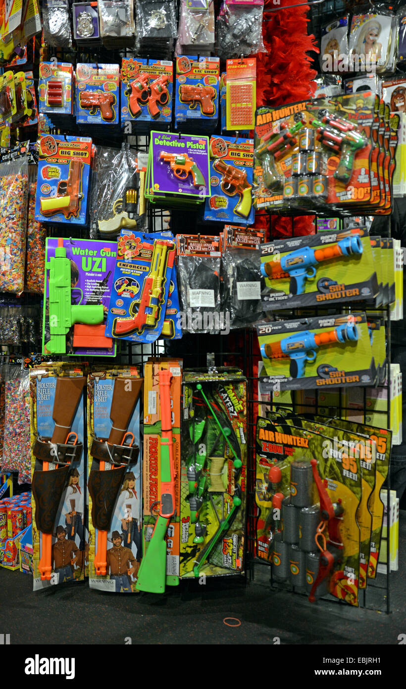 Un affichage des armes-jouets à la vente à un grand magasin à Greenwich Village, New York City appelé l'aventure de l'Halloween. Banque D'Images
