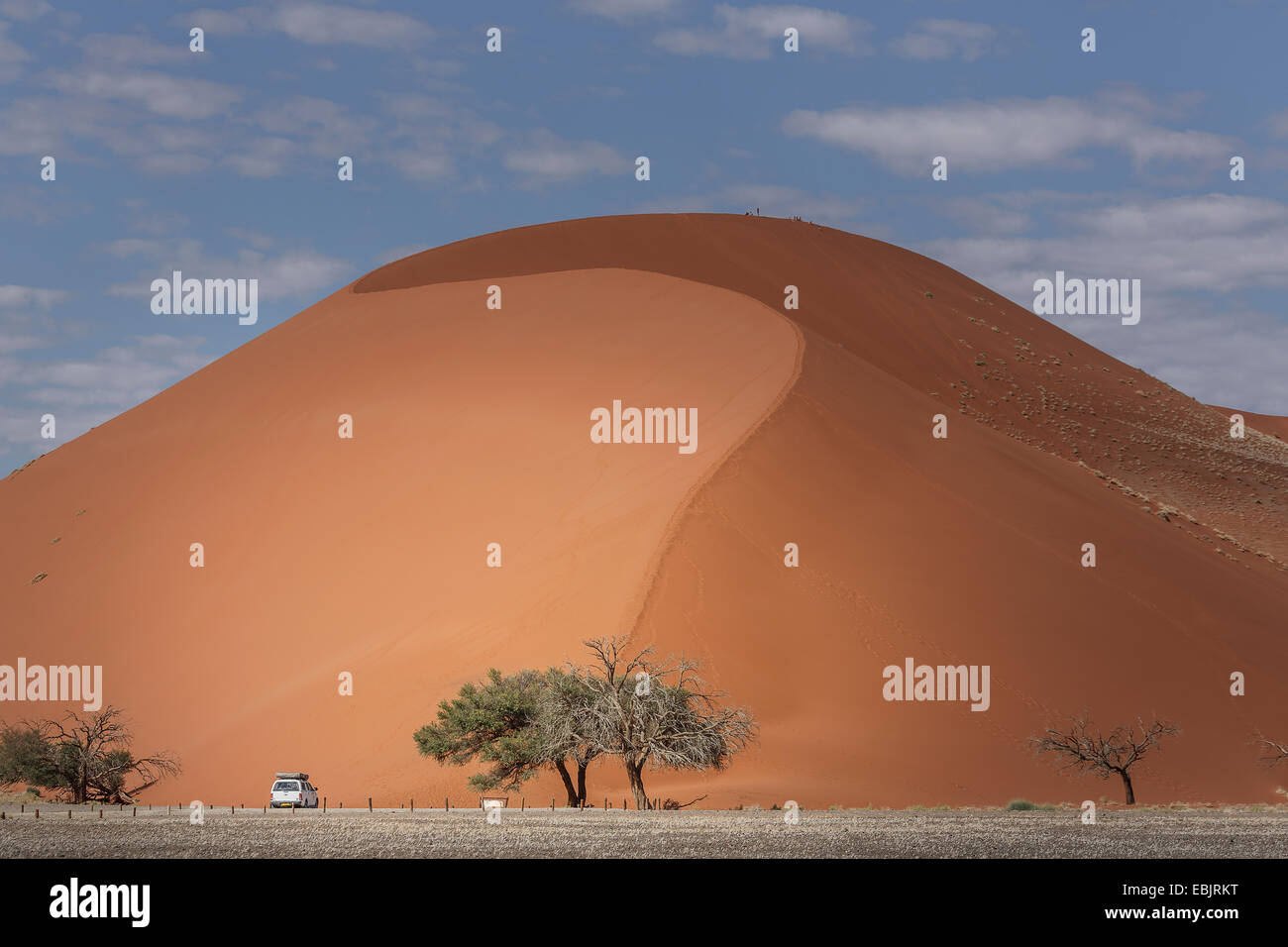 Chariot à quatre roues stationné à la base des dunes de sable géantes, le Parc National de Sossusvlei, Namibie Banque D'Images