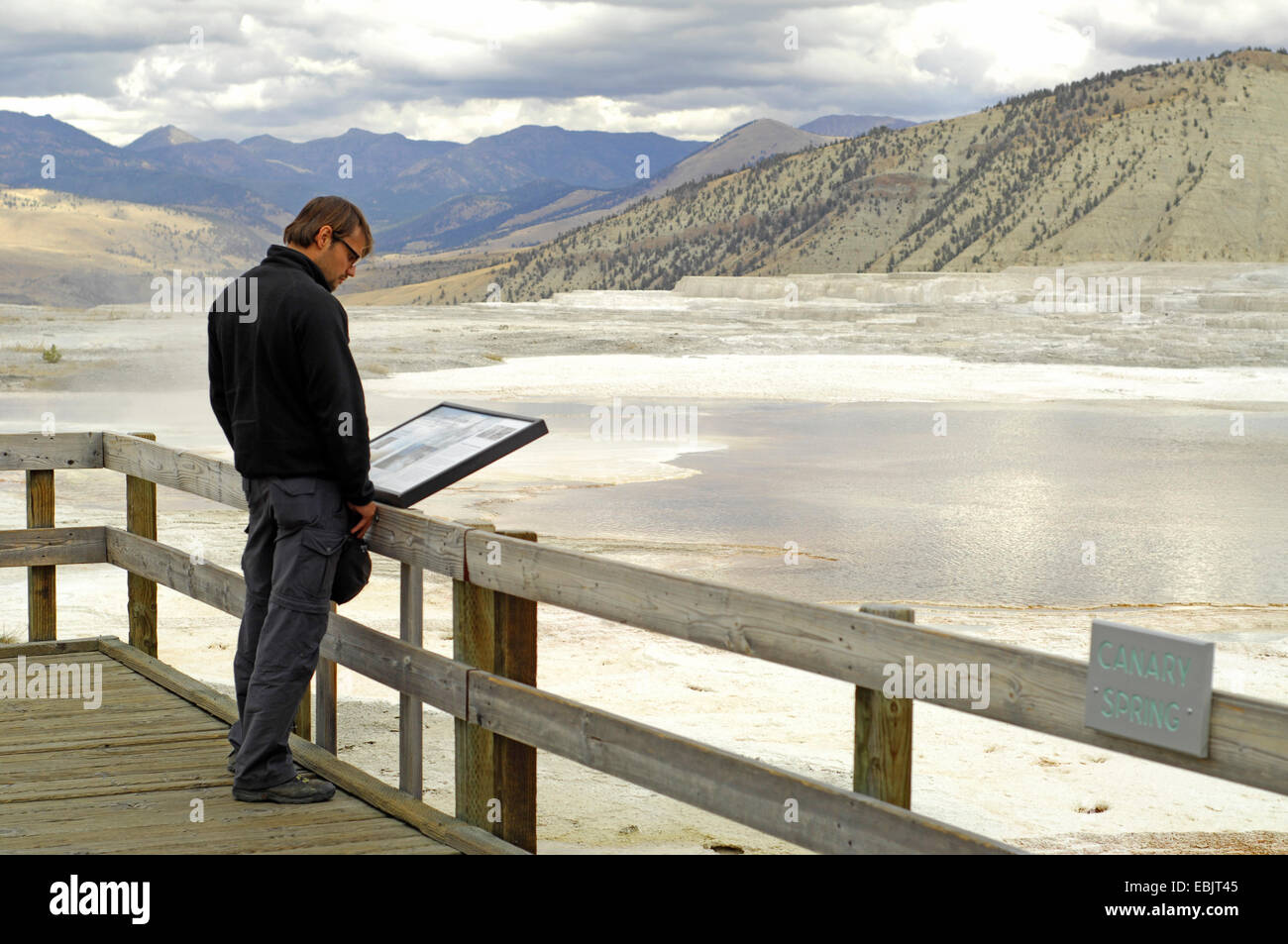 La lecture d'un panneau d'information touristique à Parc National de Yellowstone, aux États-Unis, le Parc National de Yellowstone Banque D'Images