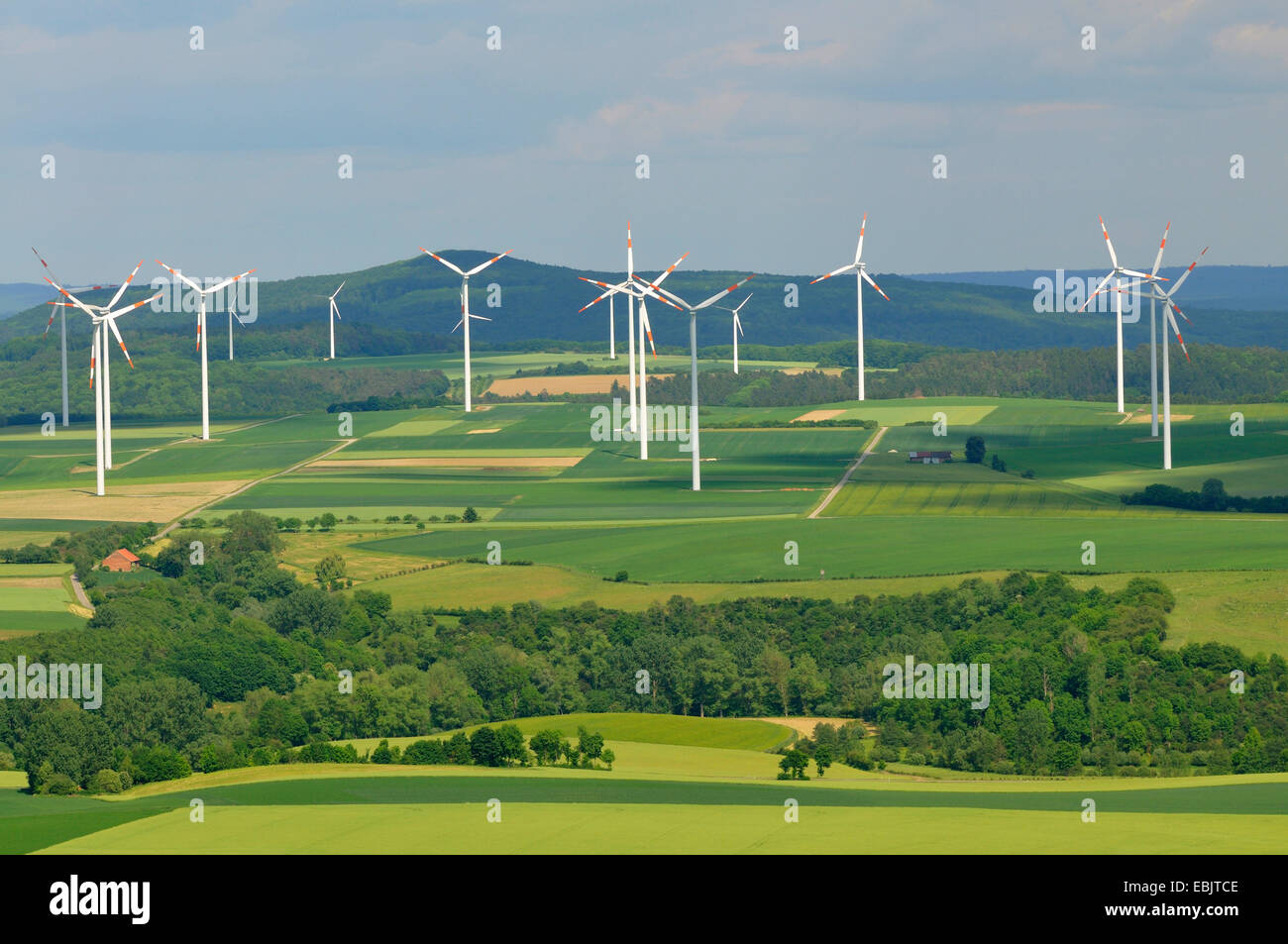 Vue panoramique sur un paysage agricole de l'usine de l'énergie éolienne, de l'Allemagne Banque D'Images