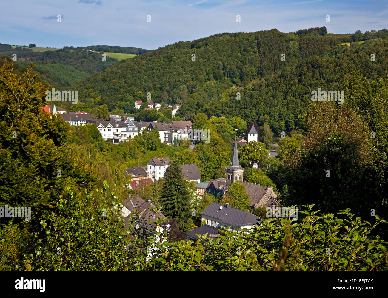 Vue depuis les collines boisées au centre-ville avec l'Erloeserkirche, Allemagne, Rhénanie du Nord-Westphalie, Rhénanie-Palatinat, Schalksmuehle Banque D'Images
