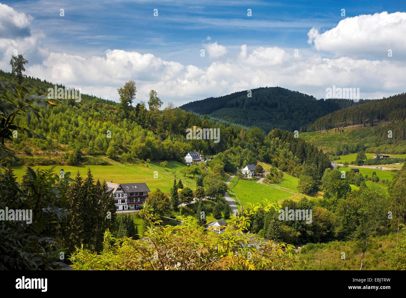 Dispersés dans des maisons à colombages de montagnes basses, l'Allemagne, en Rhénanie du Nord-Westphalie, Rhénanie-Palatinat, Schmallenberg Banque D'Images Dispersés dans des maisons à colombages de montagnes basses, l'Allemagne, en Rhénanie du Nord-Westphalie, Rhénanie-Palatinat, Schmallenberg Banque D'Images