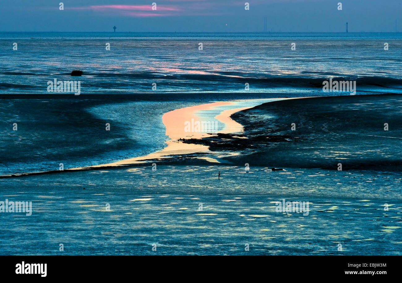 Coucher de soleil en mer des wadden avec tideway, Allemagne Banque D'Images