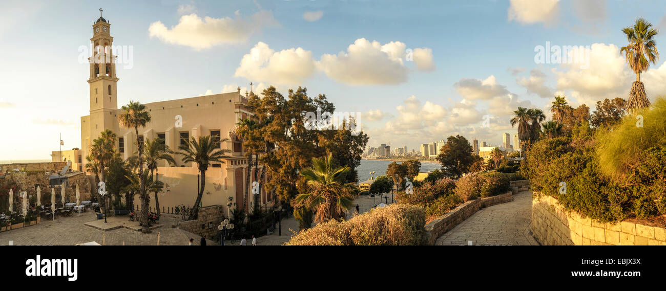 Panorama de la vieille ville de Jaffa avec eglise et monastère de Saint Pierre sur la gauche. Tel Aviv peut être vu dans la distance Banque D'Images
