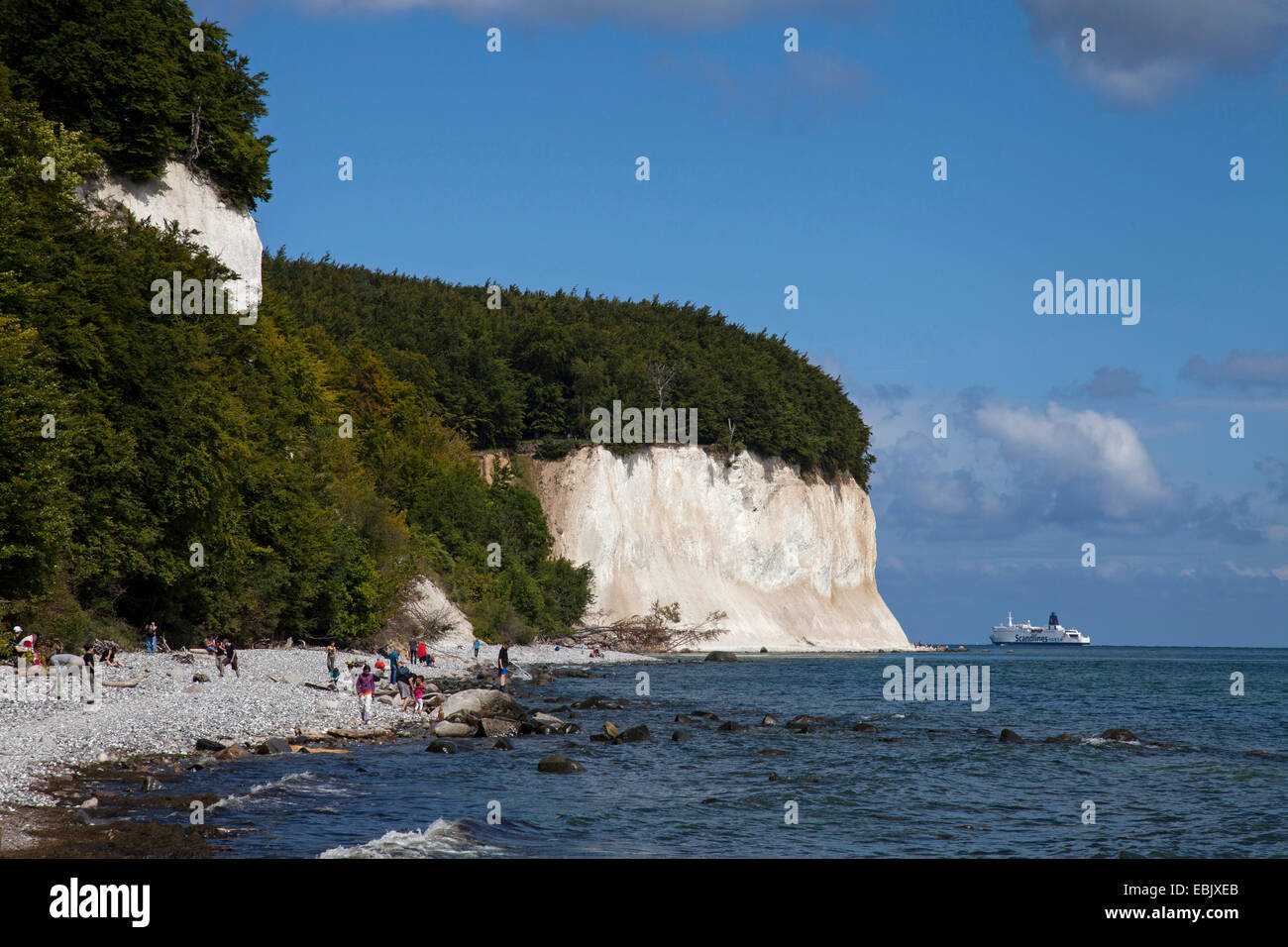 Les personnes à la côte avec des falaises de craie et de ferry dans l'arrière-plan, l'Allemagne, Mecklembourg-Poméranie-Occidentale, le Parc National de Jasmund, Ruegen Banque D'Images