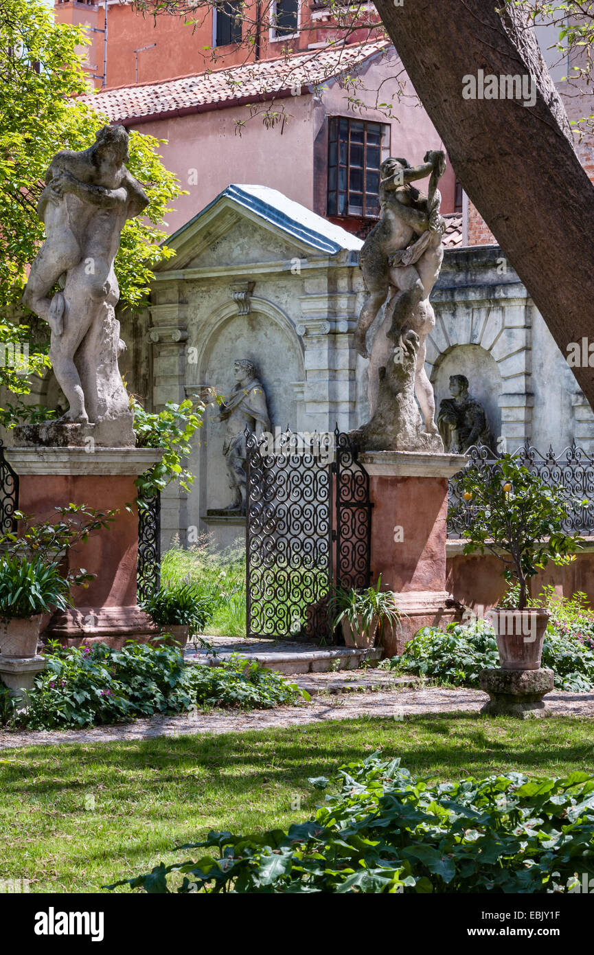 Statues représentant les travaux d'Hercule dans le parc du Palazzo Soranzo Cappello, un jardin de 18c récemment restauré à Venise, en Italie Banque D'Images