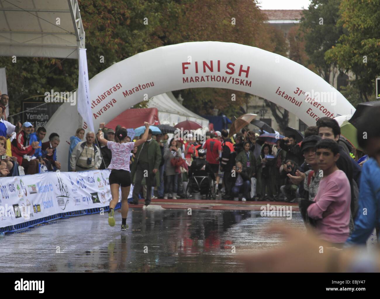 Young runner cheering tout en terminant un marathon, de la Turquie, Istanbul Banque D'Images