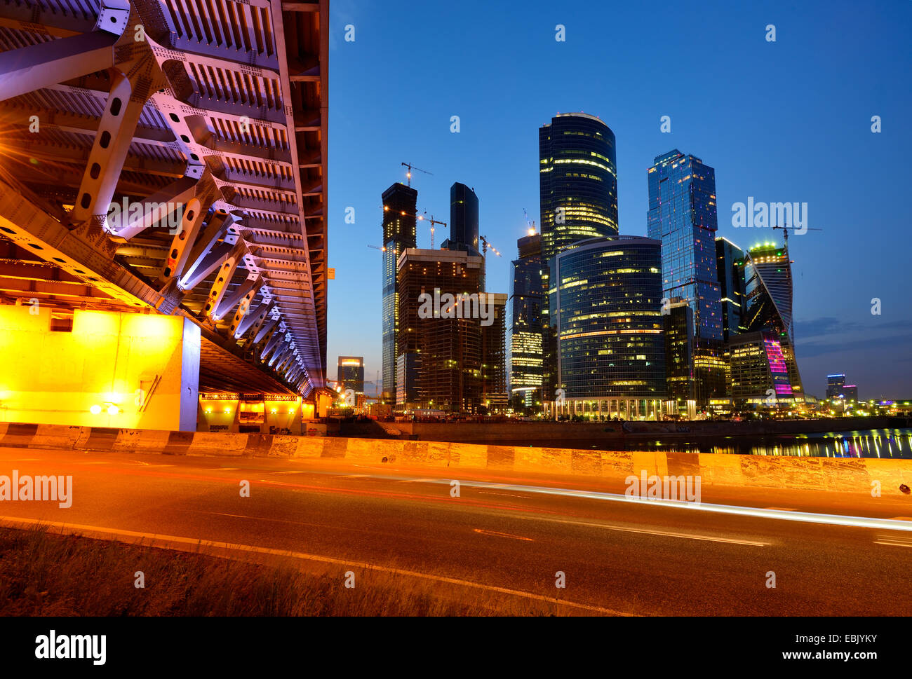 View of skyscrapers et Dorogomilovsky bridge at night, Moscow, Russie Banque D'Images