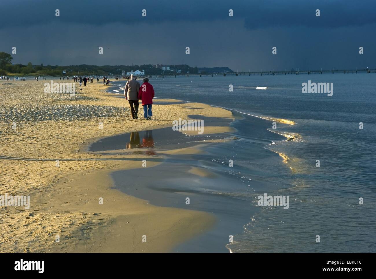 Les gens qui marchent sur la plage, sombres nuages de pluie en arrière-plan, l'Allemagne, Mecklembourg-Poméranie-Occidentale, Usedom Heringsdorf Banque D'Images