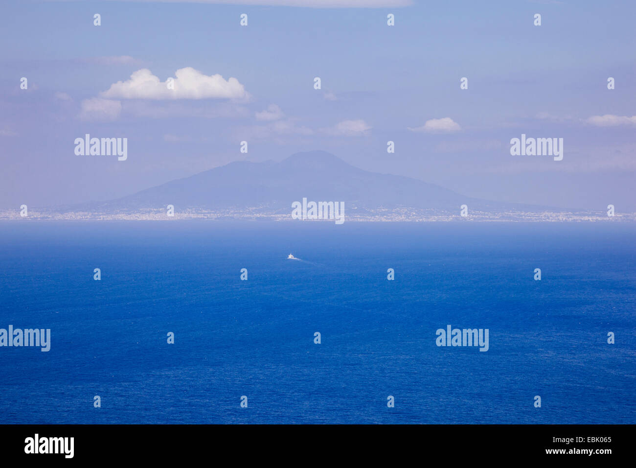Vue éloignée sur Naples et le Vésuve Capri, Italie Banque D'Images