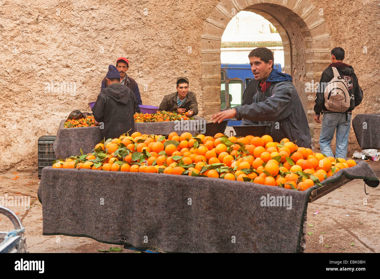 Vendeur de fruit avec les oranges, Maroc, Essaouira Banque D'Images
